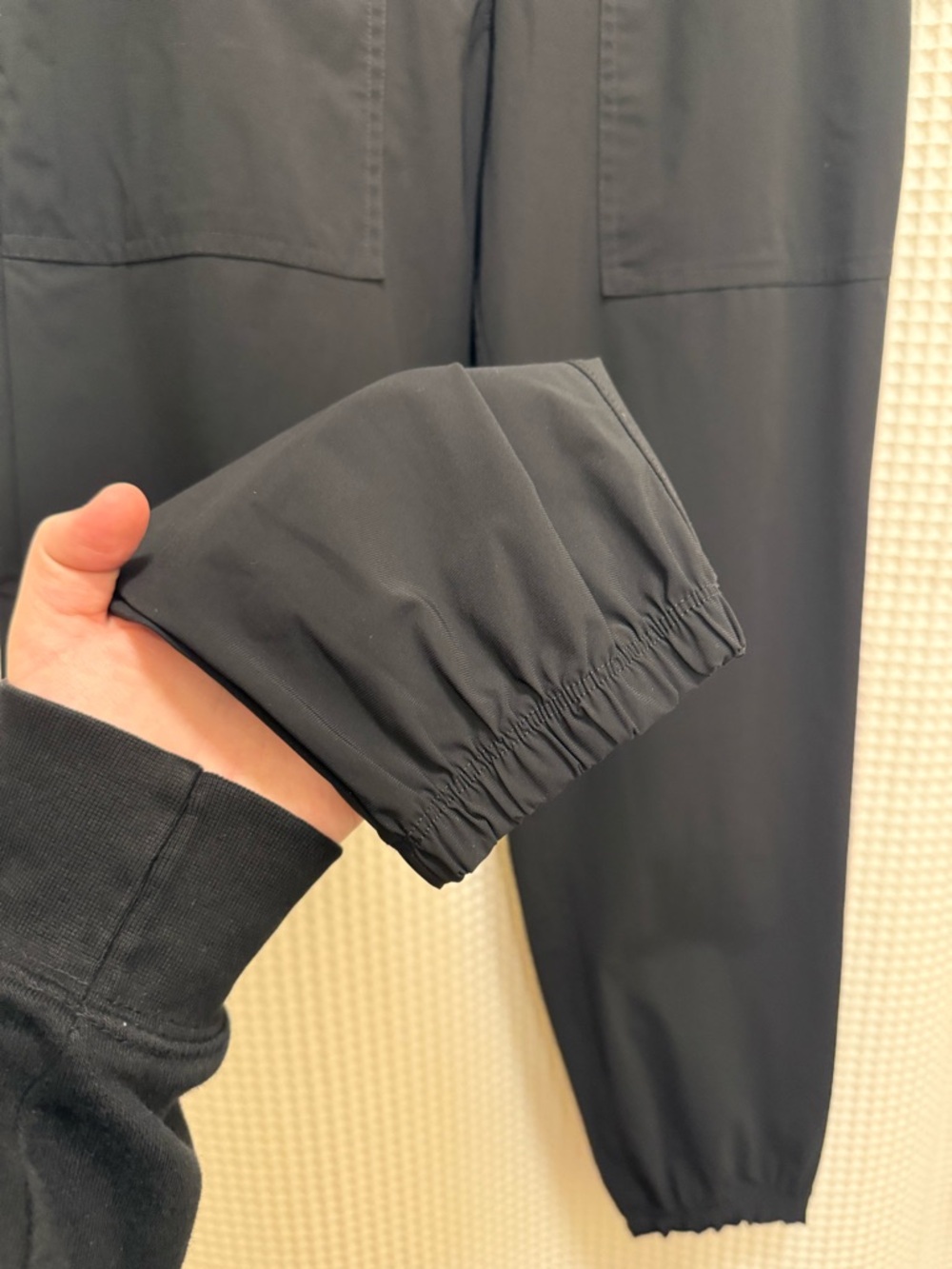 Vuori Black Drawstring Joggers with Contrast White Tie - size XS - Picture 3 of 9